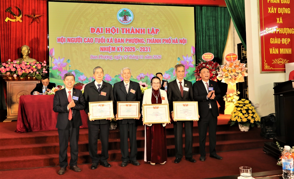 Trao bằng khen Trung ương Hội và Giấy khen Hội NCT TP Hà Nội cho tập thể, cá nhân xuất sắc Trao bằng khen Trung ương Hội và Giấy khen Hội NCT TP Hà Nội cho tập thể, cá nhân xuất sắc