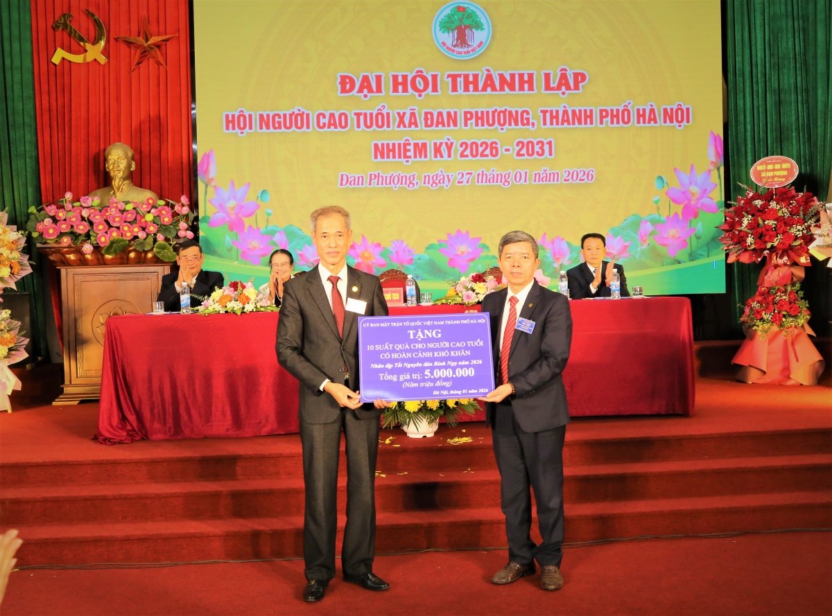 Trao quà của Ủy ban MTTQ TP Hà Nội hỗ trợ NCT hoàn cảnh khó khăn xã Đan Phượng Trao quà của Ủy ban MTTQ TP Hà Nội hỗ trợ NCT hoàn cảnh khó khăn xã Đan Phượng