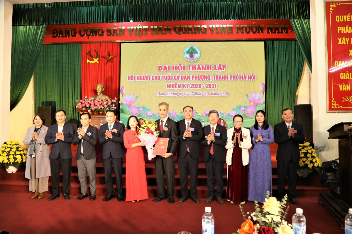 Trao quyết định thành lập Hội NCT xã Đan Phượng Trao quyết định thành lập Hội NCT xã Đan Phượng