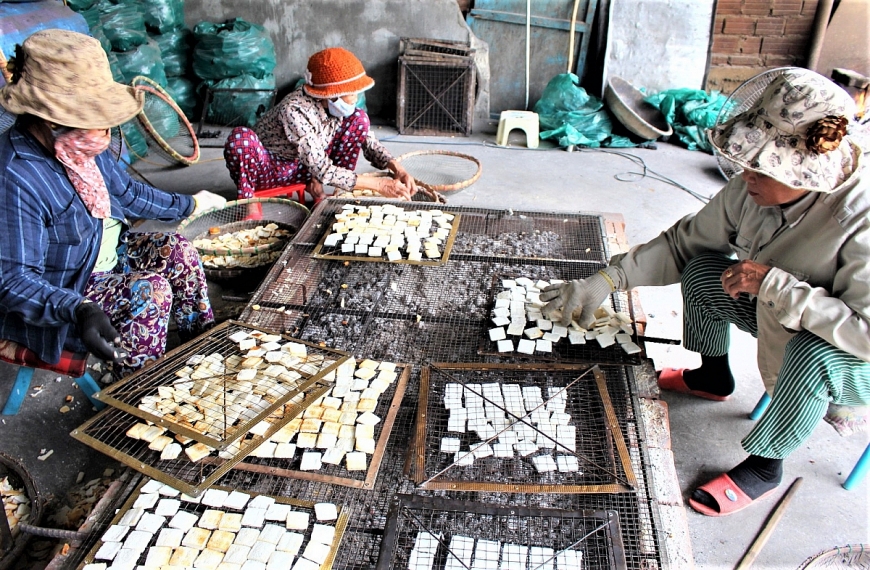 Những phụ nữ cao tuổi “giữ hồn” bánh khô mè Những phụ nữ cao tuổi “giữ hồn” bánh khô mè