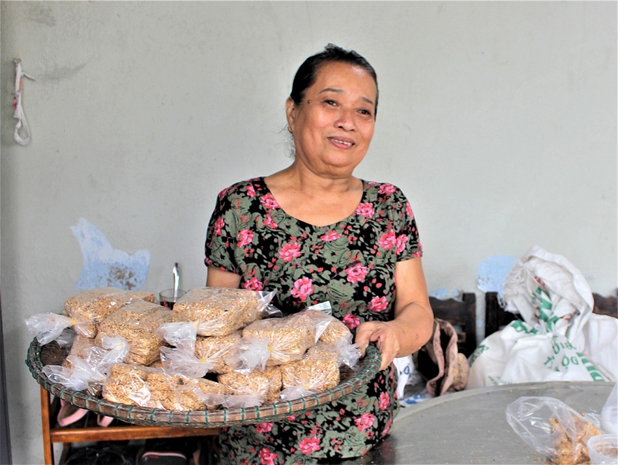 Những phụ nữ cao tuổi “giữ hồn” bánh khô mè Những phụ nữ cao tuổi “giữ hồn” bánh khô mè