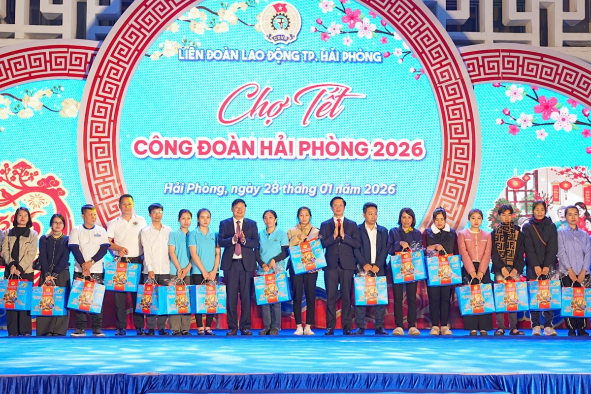 Các đồng chí lãnh đạo trao quà cho công nhân lao động. Các đồng chí lãnh đạo trao quà cho công nhân lao động.