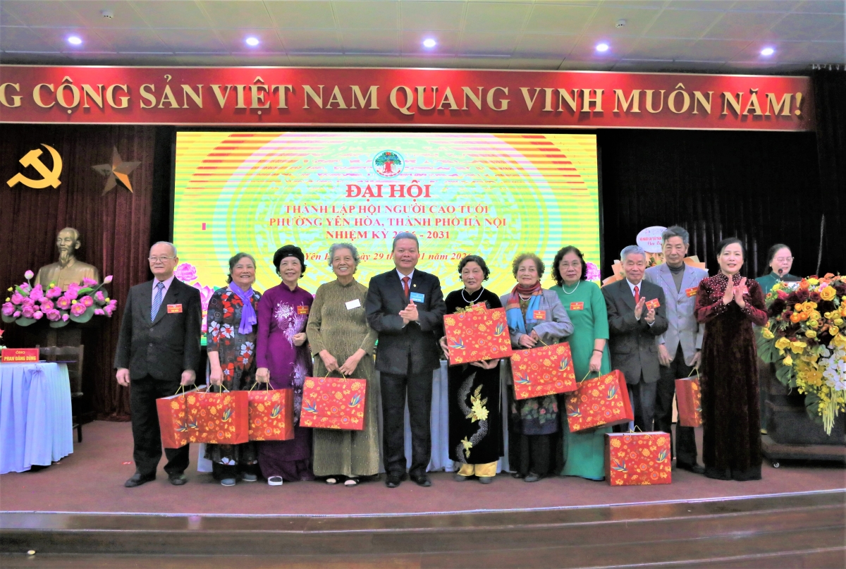 Tặng quà tri ân những cán bộ không tham gia Ban Chấp hành khóa mới Tặng quà tri ân những cán bộ không tham gia Ban Chấp hành khóa mới