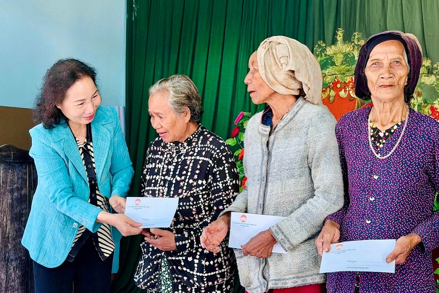 Bà Nguyễn Thị Phúc, Chủ tịch Hội NCT tỉnh trao quà Tết cho NCT có hoàn cảnh khó khăn ở xã Tánh Linh Bà Nguyễn Thị Phúc, Chủ tịch Hội NCT tỉnh trao quà Tết cho NCT có hoàn cảnh khó khăn ở xã Tánh Linh