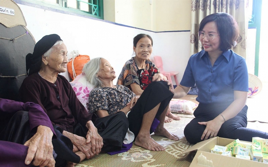 Hà Nội trích hơn 5,4 tỷ đồng quà Tết tặng hộ cận nghèo và người có hoàn cảnh đặc biệt khó khăn. Hà Nội trích hơn 5,4 tỷ đồng quà Tết tặng hộ cận nghèo và người có hoàn cảnh đặc biệt khó khăn.