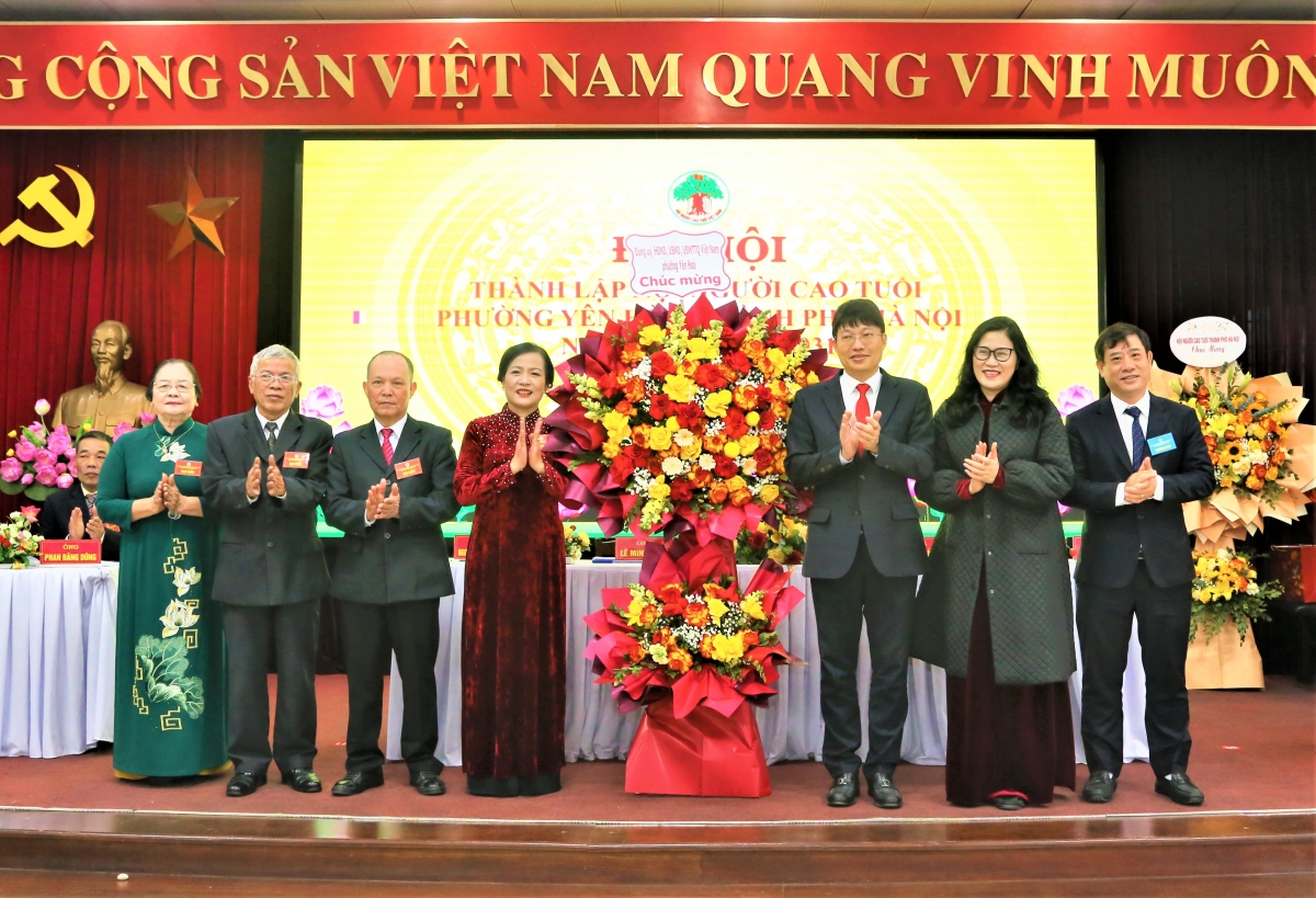 Lãnh đạo phường Yên Hòa tặng hoa chúc mừng Đại hội Lãnh đạo phường Yên Hòa tặng hoa chúc mừng Đại hội