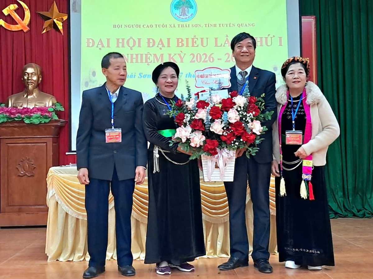Hội NCT tỉnh Tuyên Quang tặng hoa chúc mừng Đại hội Hội NCT tỉnh Tuyên Quang tặng hoa chúc mừng Đại hội