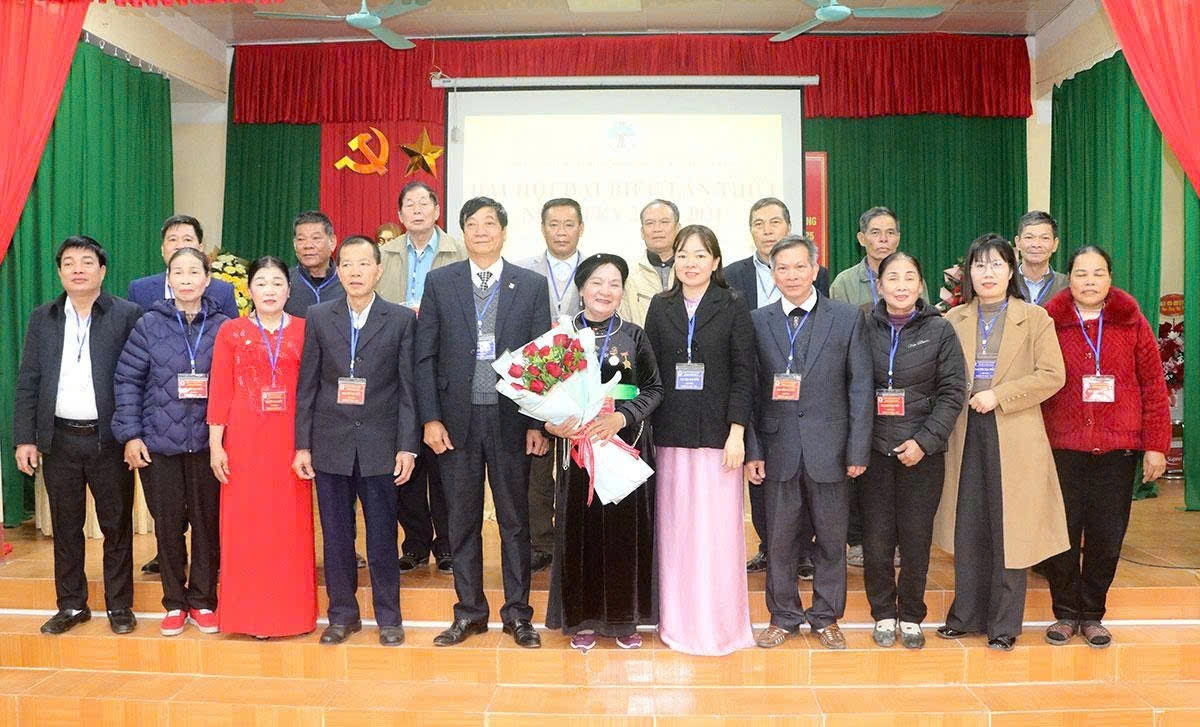 Lãnh đạo Hội NCT tỉnh Tuyên Quang và xã Thái Sơn tặng hoa chúc mừng Ban Chấp hành Hội NCT xã Lãnh đạo Hội NCT tỉnh Tuyên Quang và xã Thái Sơn tặng hoa chúc mừng Ban Chấp hành Hội NCT xã