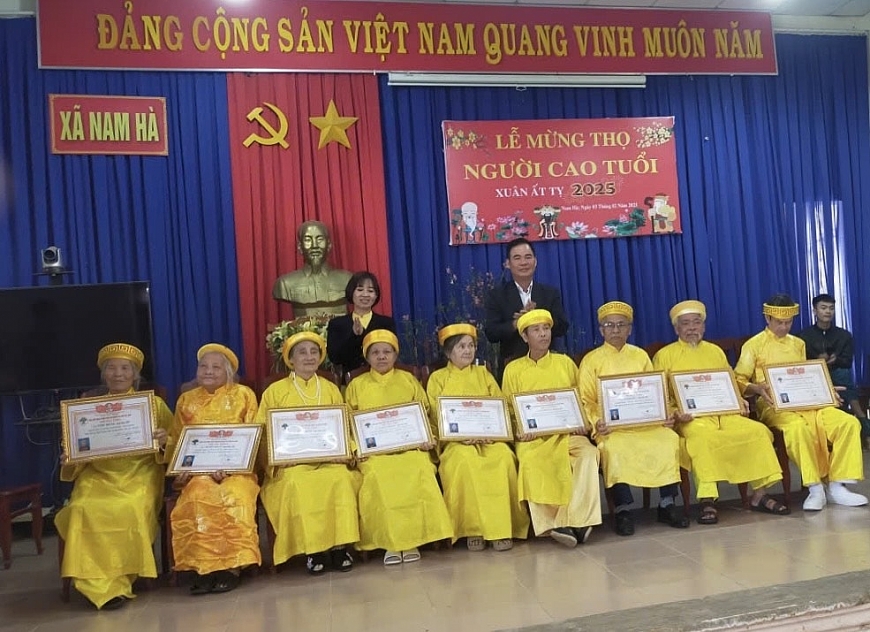 Chúc thọ các cụ cao tuổi