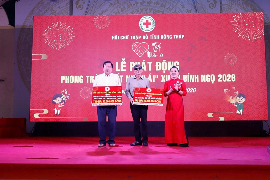 Ông Đinh Anh Dũng, Phó Chủ tịch Ủy ban MTTQVN tỉnh trao quà cho bà con có hoàn cảnh khó khăn.