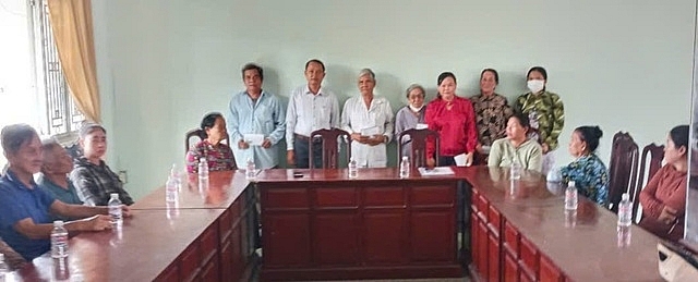 Lãnh đạo xã Hồng Dân trao 25 suất quà Tết cho hội viên người cao tuổi có hoàn cảnh khó khăn. Lãnh đạo xã Hồng Dân trao 25 suất quà Tết cho hội viên người cao tuổi có hoàn cảnh khó khăn.