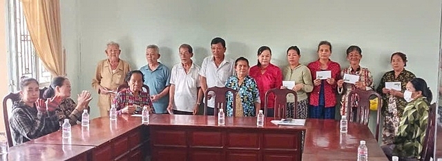 Trao quà Tết cho người cao tuổi có hoàn cảnh khó khăn trên địa bàn xã Hồng Dân. Trao quà Tết cho người cao tuổi có hoàn cảnh khó khăn trên địa bàn xã Hồng Dân.