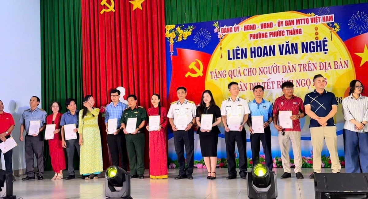 Trao 100 phần quà tượng trưng tại chương trình. Trao 100 phần quà tượng trưng tại chương trình.