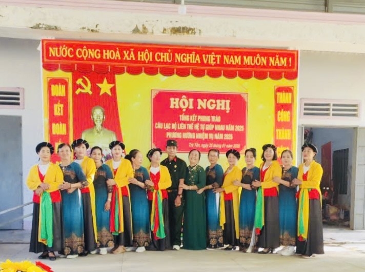 Đội văn nghệ của CLB liên thế hệ tự giúp nhau thôn Nam Hà