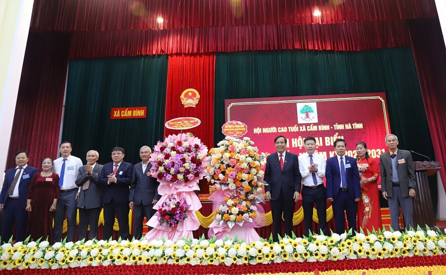 Ông Nguyễn Thanh Bình - Chủ tịch Hội NCT Việt Nam cùng lãnh đạo xã Cẩm Bình tặng hoa chúc mừng Đại hội. Ông Nguyễn Thanh Bình - Chủ tịch Hội NCT Việt Nam cùng lãnh đạo xã Cẩm Bình tặng hoa chúc mừng Đại hội.