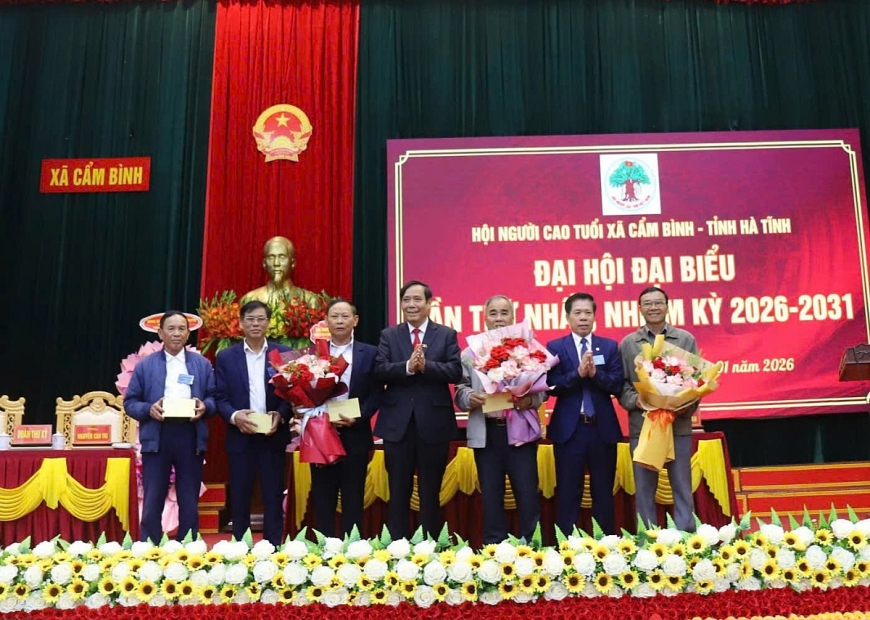 Ông Nguyễn Thanh Bình - Chủ tịch Hội NCT Việt Nam và ông Dương Xuân Hoà - Phó Chủ tịch Hội NCT Hà Tĩnh tặng quà cho 6 hội nct của các xã, phường ở TP Hà Tĩnh (cũ). Ông Nguyễn Thanh Bình - Chủ tịch Hội NCT Việt Nam và ông Dương Xuân Hoà - Phó Chủ tịch Hội NCT Hà Tĩnh tặng quà cho 6 hội nct của các xã, phường ở TP Hà Tĩnh (cũ).