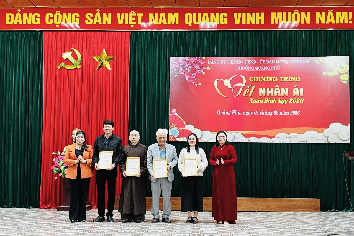 “Tết Nhân ái” phường Quảng Phú tặng 723 suất quà cho bà con nhân dân