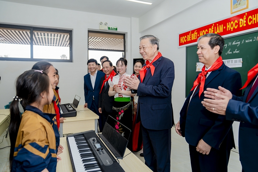 Tổng Bí thư Tô Lâm thăm lớp học, động viên thầy và trò trường liên cấp Si Pa Phìn. Ảnh: Ánh Dương Tổng Bí thư Tô Lâm thăm lớp học, động viên thầy và trò trường liên cấp Si Pa Phìn. Ảnh: Ánh Dương