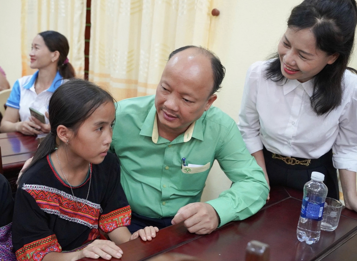 Ông Nguyễn Hồng Phong - Tổng giám đốc Công ty Cổ phần Công Nông nghiệp Tiến Nông (người áo xanh) trò chuyện cùng học sinh được nhận đỡ đầu trong buổi gặp mặt thường niên. Ông Nguyễn Hồng Phong - Tổng giám đốc Công ty Cổ phần Công Nông nghiệp Tiến Nông (người áo xanh) trò chuyện cùng học sinh được nhận đỡ đầu trong buổi gặp mặt thường niên.