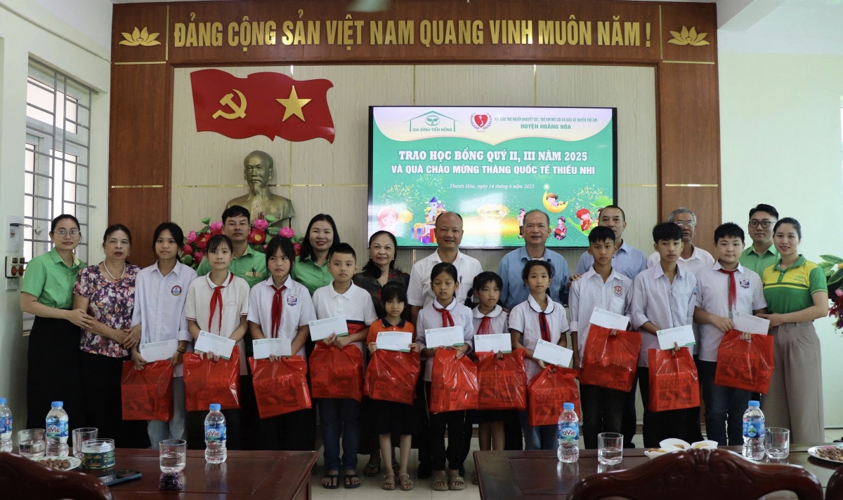 Gia đình Tiến Nông trao học bổng, quà động viên trẻ em mồ côi được doanh nghiệp nhận đỡ đầu tại Thanh Hóa, Nghệ An, Hà Tĩnh Gia đình Tiến Nông trao học bổng, quà động viên trẻ em mồ côi được doanh nghiệp nhận đỡ đầu tại Thanh Hóa, Nghệ An, Hà Tĩnh