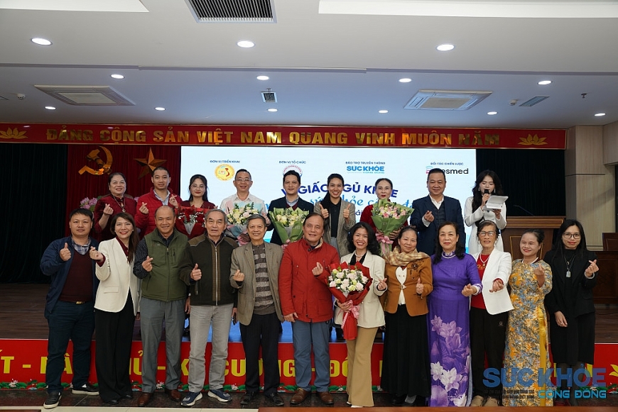 Các đại biểu, các nhà khoa học, chuyên gia và khán giả chụp ảnh kỷ niệm sau chương trình