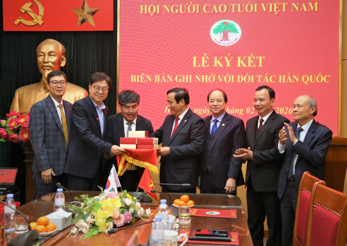 Chủ tịch Nguyễn Thanh Bình tặng bánh chưng, hương vị Tết của người Việt cho đại biểu Hàn Quốc