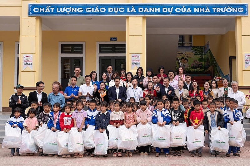 Nhiều món quà gửi đến cho các bạn học sinh có hoàn cảnh khó khăn Nhiều món quà gửi đến cho các bạn học sinh có hoàn cảnh khó khăn