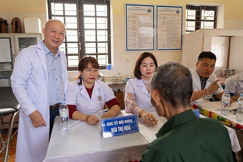Người dân đã đến từ sớm để thăm khám Người dân đã đến từ sớm để thăm khám
