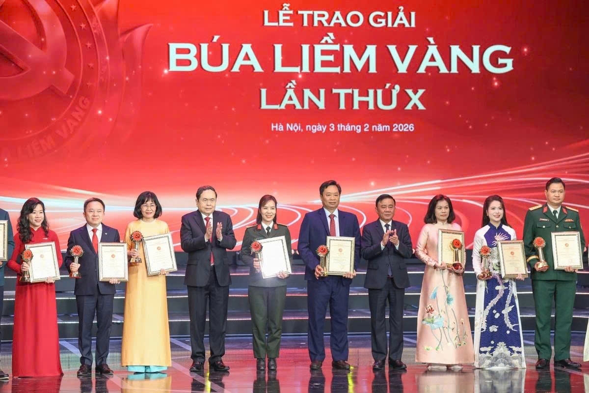 Chủ tịch Quốc hội Trần Thanh Mẫn và ông Trần Cẩm Tú - Thường trực Ban Bi thư trao giải cho các tác giả Chủ tịch Quốc hội Trần Thanh Mẫn và ông Trần Cẩm Tú - Thường trực Ban Bi thư trao giải cho các tác giả