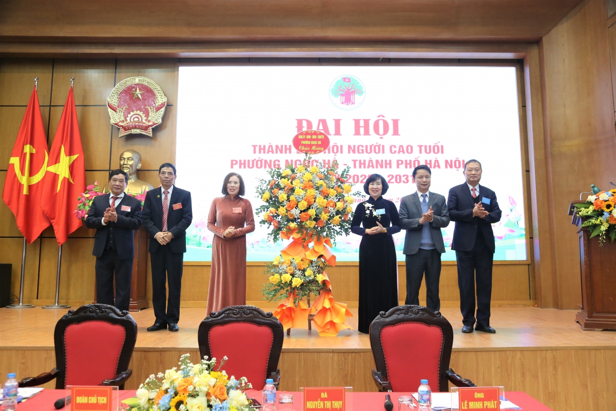 Lãnh đạo phường Ngọc Hà tặng hoa chúc mừng Đại hội Lãnh đạo phường Ngọc Hà tặng hoa chúc mừng Đại hội