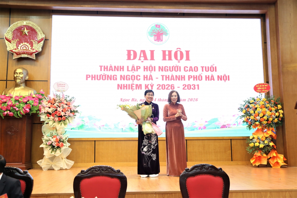 Tặng quà tri ân cán bộ Hội không tham gia Ban Chấp hành khóa mới Tặng quà tri ân cán bộ Hội không tham gia Ban Chấp hành khóa mới
