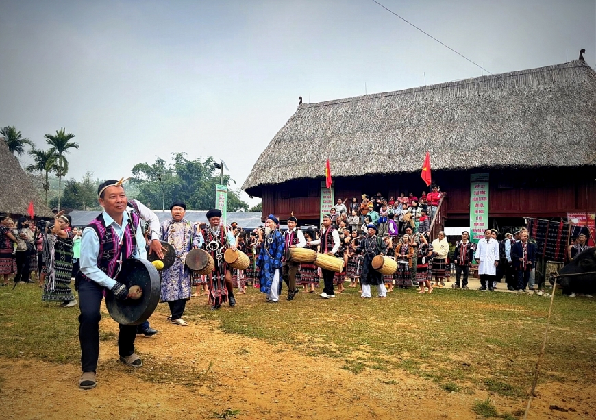 Lễ hội Pơr’ngoóch là biểu tượng sinh động của tinh thần đại đoàn kết của đồng bào Cơ Tu. Lễ hội Pơr’ngoóch là biểu tượng sinh động của tinh thần đại đoàn kết của đồng bào Cơ Tu.