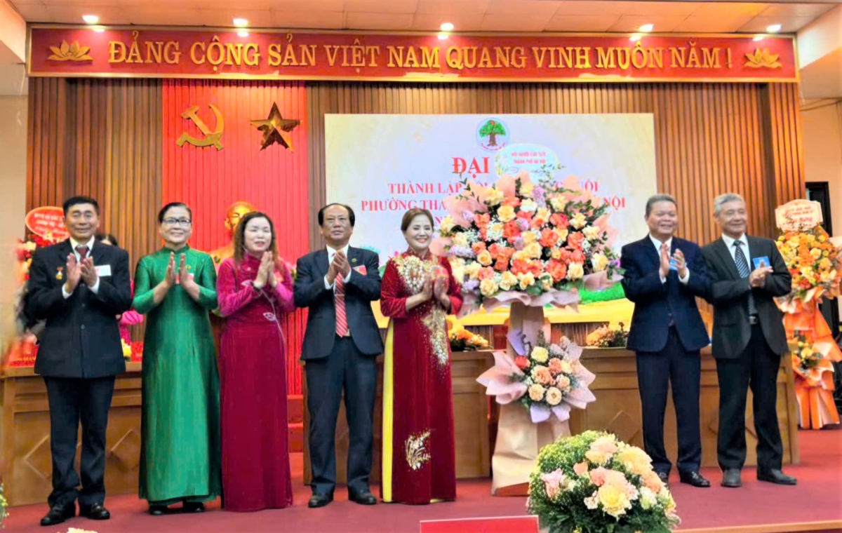 Hội NCT TP Hà Nội tặng hoa chúc mừng Đại hội Hội NCT TP Hà Nội tặng hoa chúc mừng Đại hội