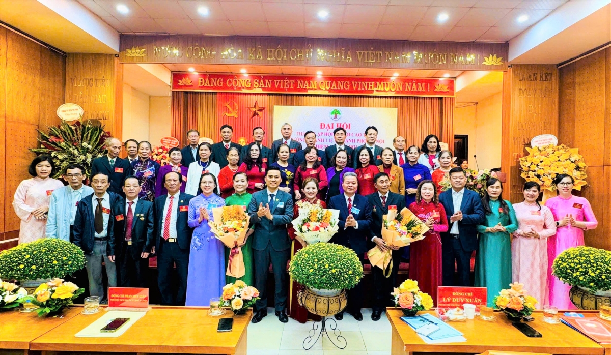 Lãnh đạo Hội NCT TP Hà Nội và phường Thanh Liệt tặng hoa chúc mừng Ban Chấp hành Hội NCT Lãnh đạo Hội NCT TP Hà Nội và phường Thanh Liệt tặng hoa chúc mừng Ban Chấp hành Hội NCT