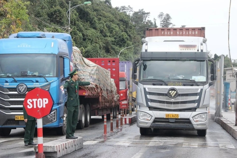 Sau chỉ đạo quyết liệt của Chính phủ và sự vào cuộc khẩn trương của các bộ, ngành, tình trạng ùn tắc hàng hóa tại một số cửa khẩu cơ bản được tháo gỡ