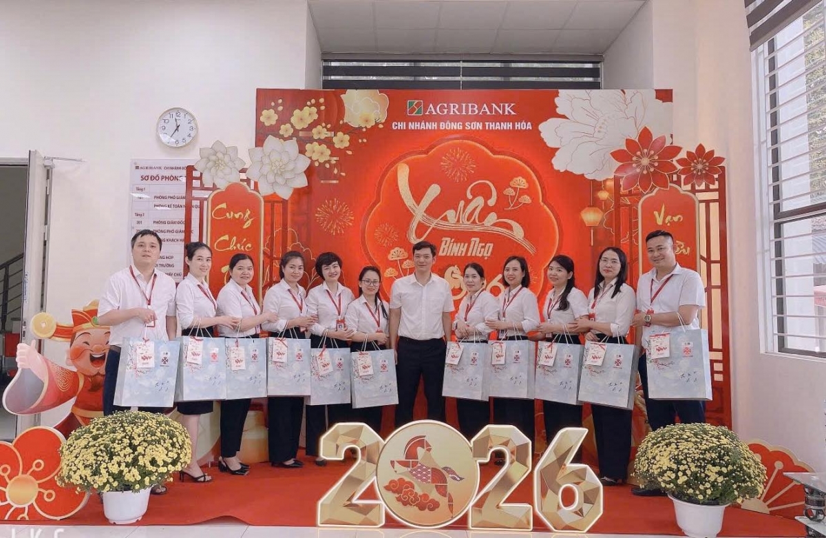 Công đoàn cơ sở Agribank Chi nhánh Thanh Hóa trao quà Tết cho cán bộ đoàn viên Công đoàn cơ sở Agribank Chi nhánh Thanh Hóa trao quà Tết cho cán bộ đoàn viên