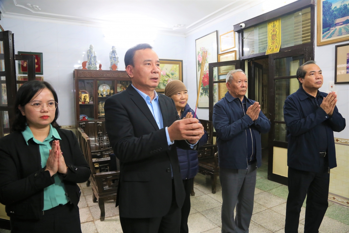 Phó Chủ tịch Nguyễn Lam và Chánh Văn phòng Đoàn Hữu Bẩy thay mặt lãnh đạo Trung ương Hội dâng hương tri ân cố Chủ tịch Vũ Oanh
