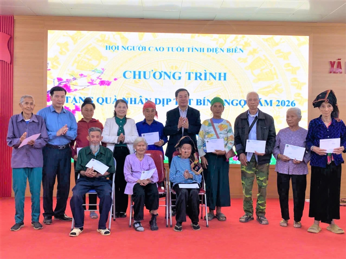 Hội NCT tỉnh Điện Biên đã trao quà của các nhà tài trợ đến tận tay hội viên nghèo, hoàn cảnh khó khăn
