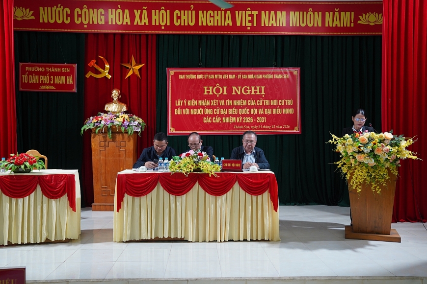 Hội nghị lấy ý kiến cử tri nơi cư trú với người ứng cử đại biểu Quốc hội khóa XVI được tổ chức tại Tổ dân phố 3 Nam Hà, Phường Thành Sen, tỉnh Hà Tĩnh
