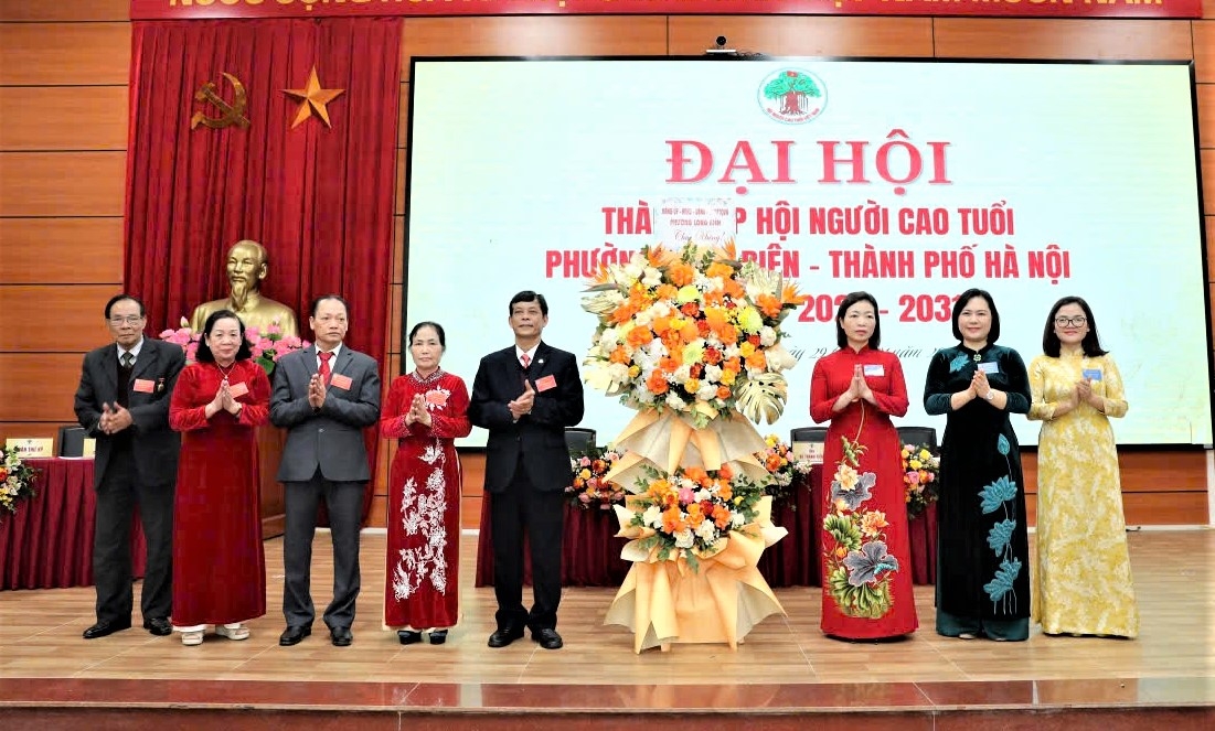 Lãnh đạo phường Long Biên tặng hoa chúc mừng Đại hội