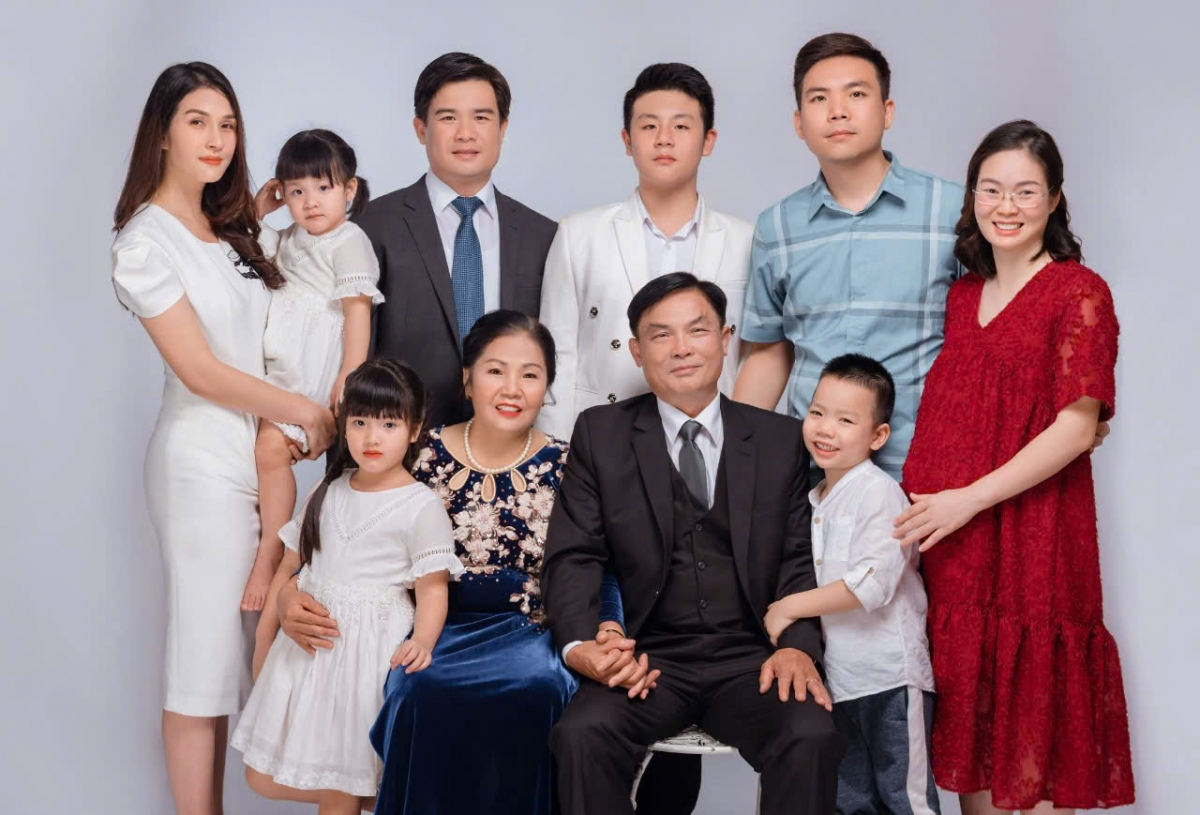 Gia đình ông Trần Viết Minh, Chủ tịch Hội NCT xã Hát Môn được tôn vinh Gia đình văn hóa tiêu biểu TP Hà Nội năm 2025 Gia đình ông Trần Viết Minh, Chủ tịch Hội NCT xã Hát Môn được tôn vinh Gia đình văn hóa tiêu biểu TP Hà Nội năm 2025