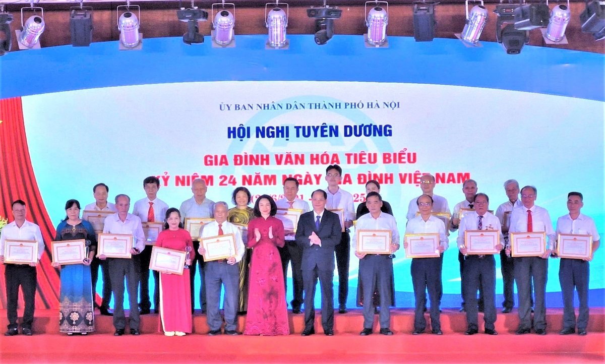 UBND TP Hà Nội tặng Bằng khen tôn vinh các Gia đình văn hóa tiêu biểu Thủ đô năm 2025 UBND TP Hà Nội tặng Bằng khen tôn vinh các Gia đình văn hóa tiêu biểu Thủ đô năm 2025