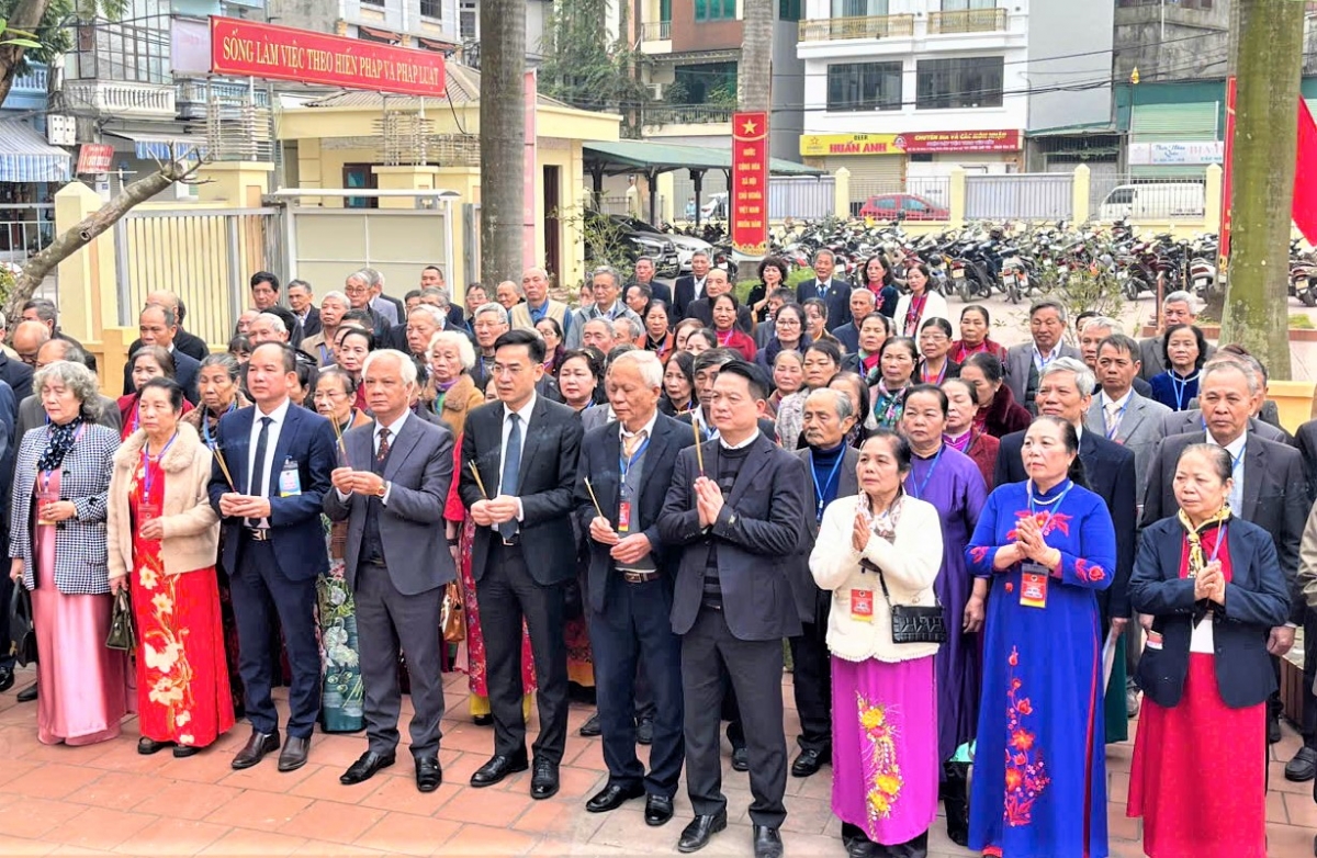 Các đại biểu dâng hương tại đài tưởng niệm các anh hùng liệt sỹ trước giờ Đại hội