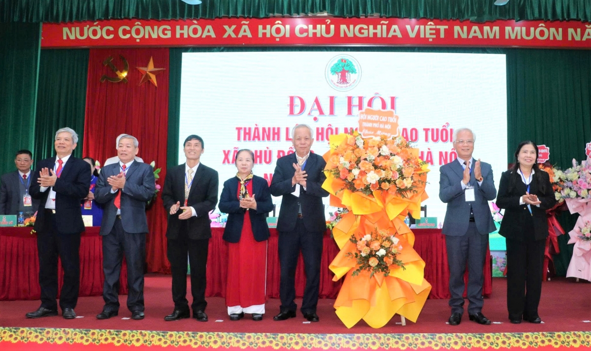 Hội NCT TP Hà Nội tặng hoa chúc mừng Đại hội