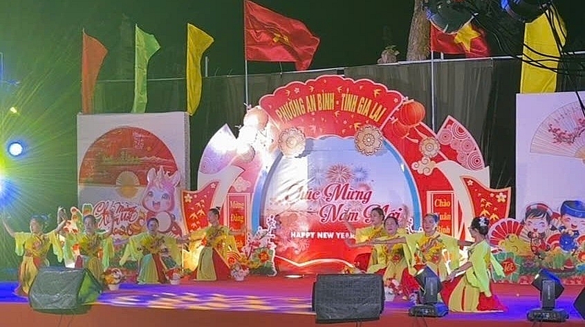 undefined Phường An Bình tổ chức chương trình văn nghệ đặc biệt “Mừng Đảng, Mừng Xuân” và tặng quà “Tết vì người nghèo”.