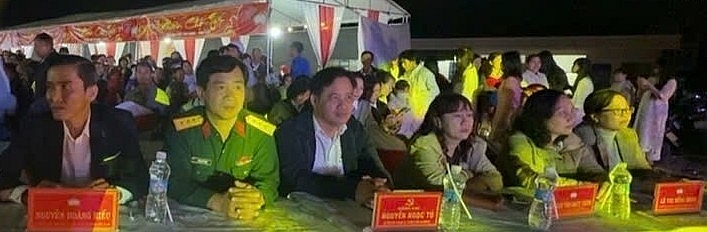 undefined Các đồng chí lãnh đạo, ban thường vụ phường dự tham dự chương trình nghệ thuật đặc biệt “Mừng Đảng, Mừng Xuân” và tặng quà “Tết vì người nghèo”
