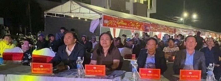 undefined Các đồng chí lãnh đạo, ban thường vụ phường dự tham dự chương trình nghệ thuật đặc biệt “Mừng Đảng, Mừng Xuân” và tặng quà “Tết vì người nghèo”