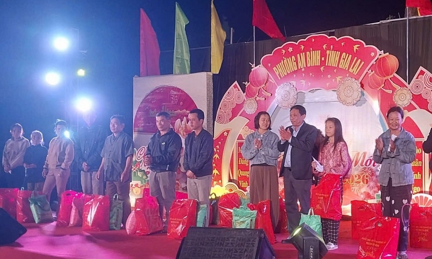 undefined Đại diện lãnh đạo địa phương cùng đại diện các mạnh thường trao quà đến với các hộ nghèo, người có hoàn cảnh đặc biệt khó khăn trên địa bàn, mang ý nghĩa sâu sắc trong phong trào thi đua “Tết vì người nghèo – không ai bỏ lại phía sau” do Uỷ ban MTTQ phường phát động