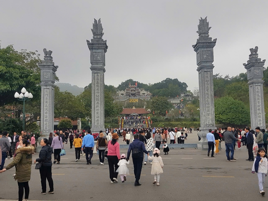 Du khách thập phương hành hương, về chiêm bái Đức Ông Trần Quốc Tảng trong dịp lễ hội. Ảnh : An Nhiên Du khách thập phương hành hương, về chiêm bái Đức Ông Trần Quốc Tảng trong dịp lễ hội. Ảnh : An Nhiên