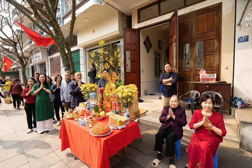 Người dân phường Cửa Ông nghinh đón Đức Ông. Ảnh: Ban quản lý di tích. Người dân phường Cửa Ông nghinh đón Đức Ông. Ảnh: Ban quản lý di tích.